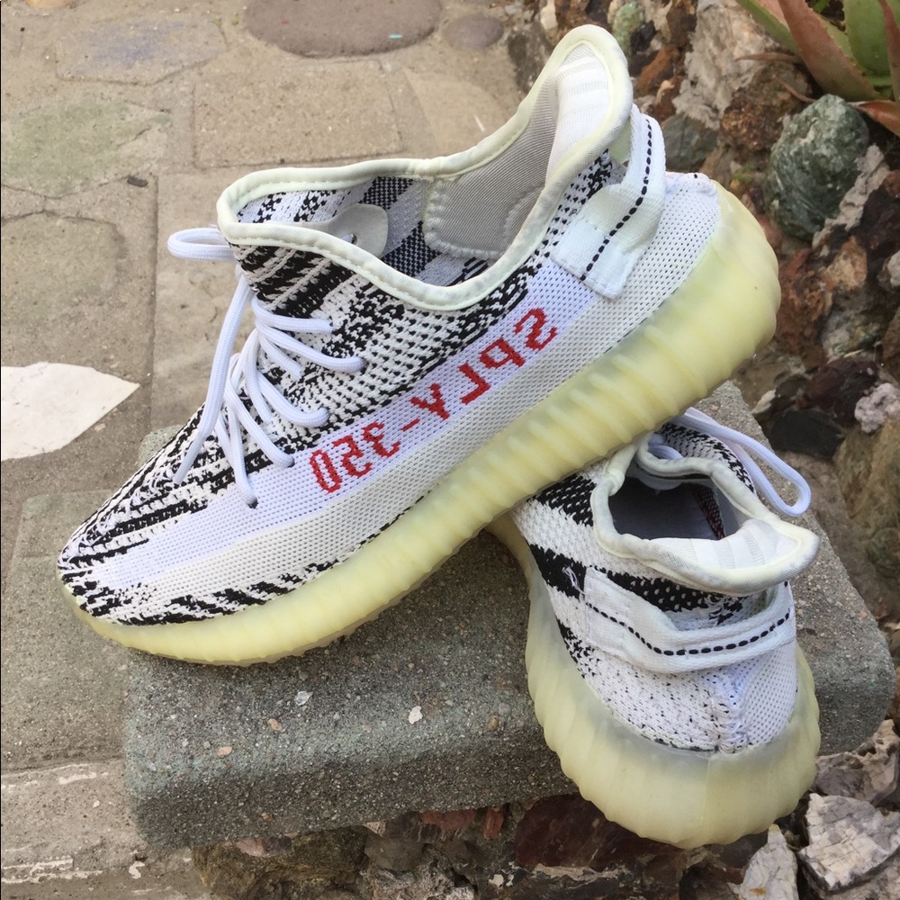 YEEZE BOOST  350 V2 Zebra👍 size 8.5